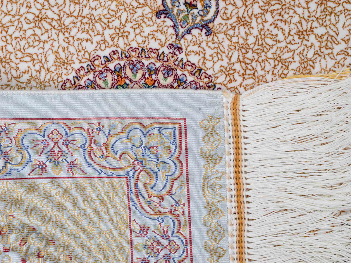 Ghom Läufer-Maschinenteppich "Fereydun" 150 x 50 cm aus pflanzlicher Seide (Viskose) mit Medaillon, Cremeweiß-Gold. Teppichnummer: V28CR075H. Persian Luxury Collection by Khademi. Made in Iran / Persia – Vertrieb durch JUPITER Intl.
