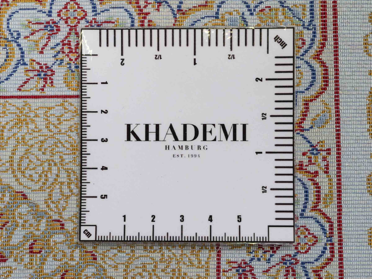 Ghom Läufer-Maschinenteppich "Fereydun" 150 x 50 cm aus pflanzlicher Seide (Viskose) mit Medaillon, Cremeweiß-Gold. Teppichnummer: V28CR075H. Persian Luxury Collection by Khademi. Made in Iran / Persia – Vertrieb durch JUPITER Intl.