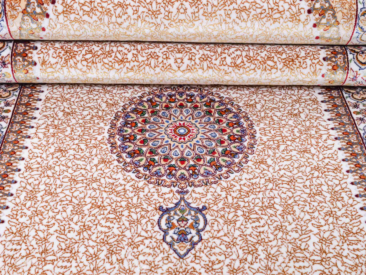 Ghom Läufer-Maschinenteppich "Fereydun" 150 x 50 cm aus pflanzlicher Seide (Viskose) mit Medaillon, Cremeweiß-Gold. Teppichnummer: V28CR075H. Persian Luxury Collection by Khademi. Made in Iran / Persia – Vertrieb durch JUPITER Intl.