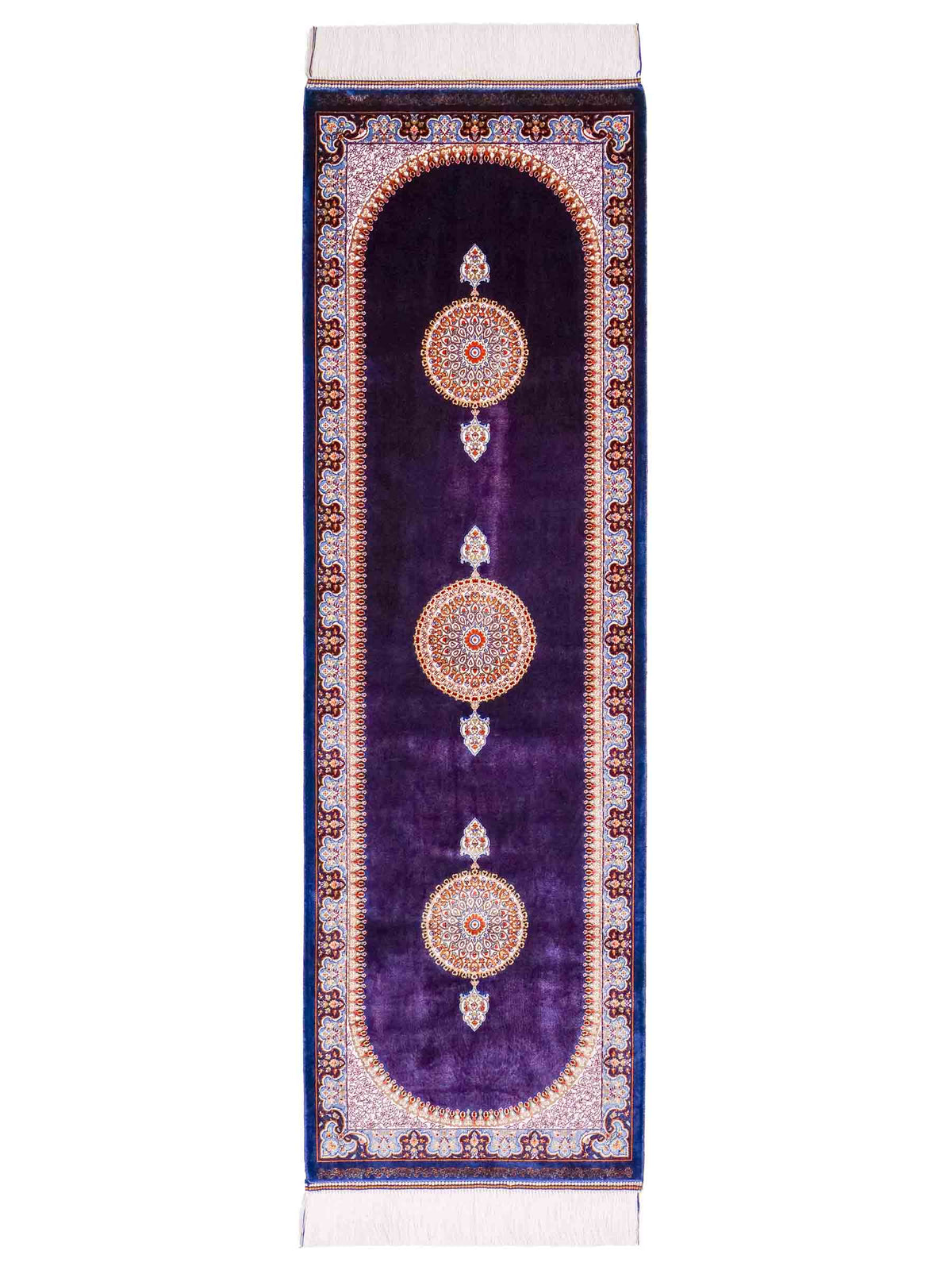 Ghom Läufer-Maschinenteppich "Fereydun" 150 x 50 cm aus pflanzlicher Seide (Viskose) mit Medaillon, Marineblau. Teppichnummer: V28NY075H. Persian Luxury Collection by Khademi. Made in Iran / Persia – Vertrieb durch JUPITER Intl.