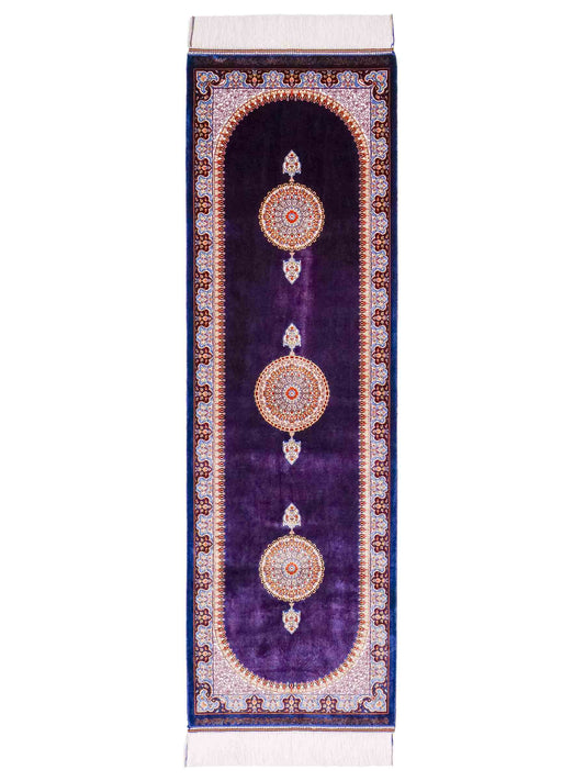 Ghom Läufer-Maschinenteppich "Fereydun" 150 x 50 cm aus pflanzlicher Seide (Viskose) mit Medaillon, Marineblau. Teppichnummer: V28NY075H. Persian Luxury Collection by Khademi. Made in Iran / Persia – Vertrieb durch JUPITER Intl.
