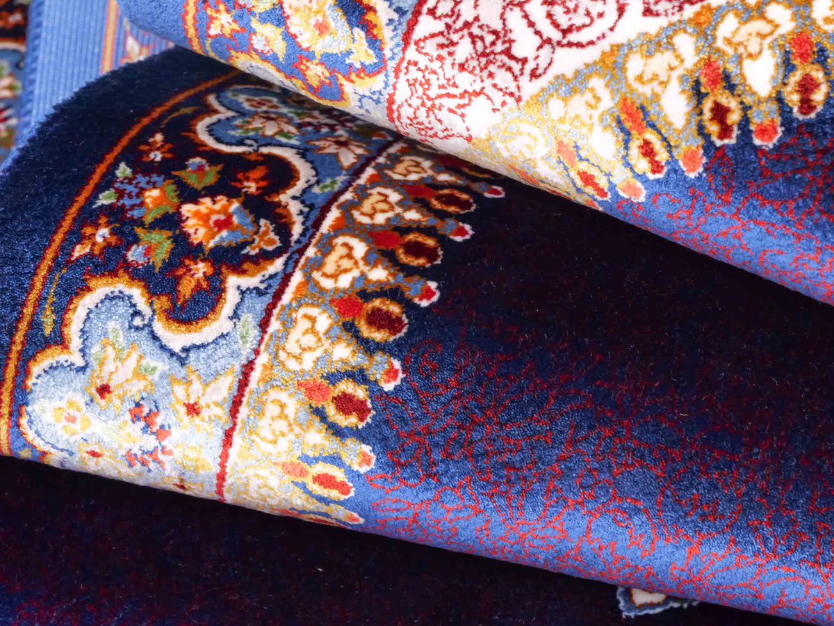 Ghom Läufer-Maschinenteppich "Fereydun" 150 x 50 cm aus pflanzlicher Seide (Viskose) mit Medaillon, Marineblau. Teppichnummer: V28NY075H. Persian Luxury Collection by Khademi. Made in Iran / Persia – Vertrieb durch JUPITER Intl.