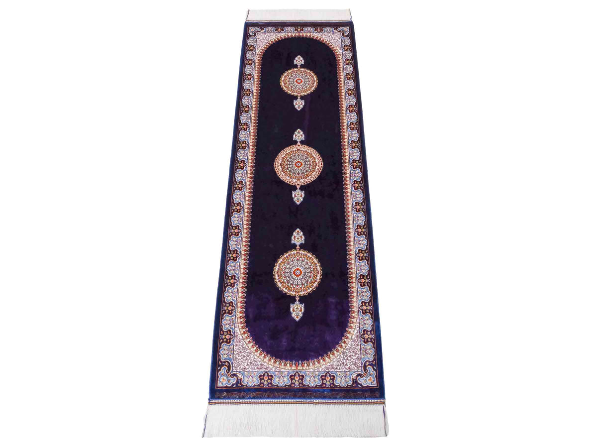 Ghom Läufer-Maschinenteppich "Fereydun" 150 x 50 cm aus pflanzlicher Seide (Viskose) mit Medaillon, Marineblau. Teppichnummer: V28NY075H. Persian Luxury Collection by Khademi. Made in Iran / Persia – Vertrieb durch JUPITER Intl.