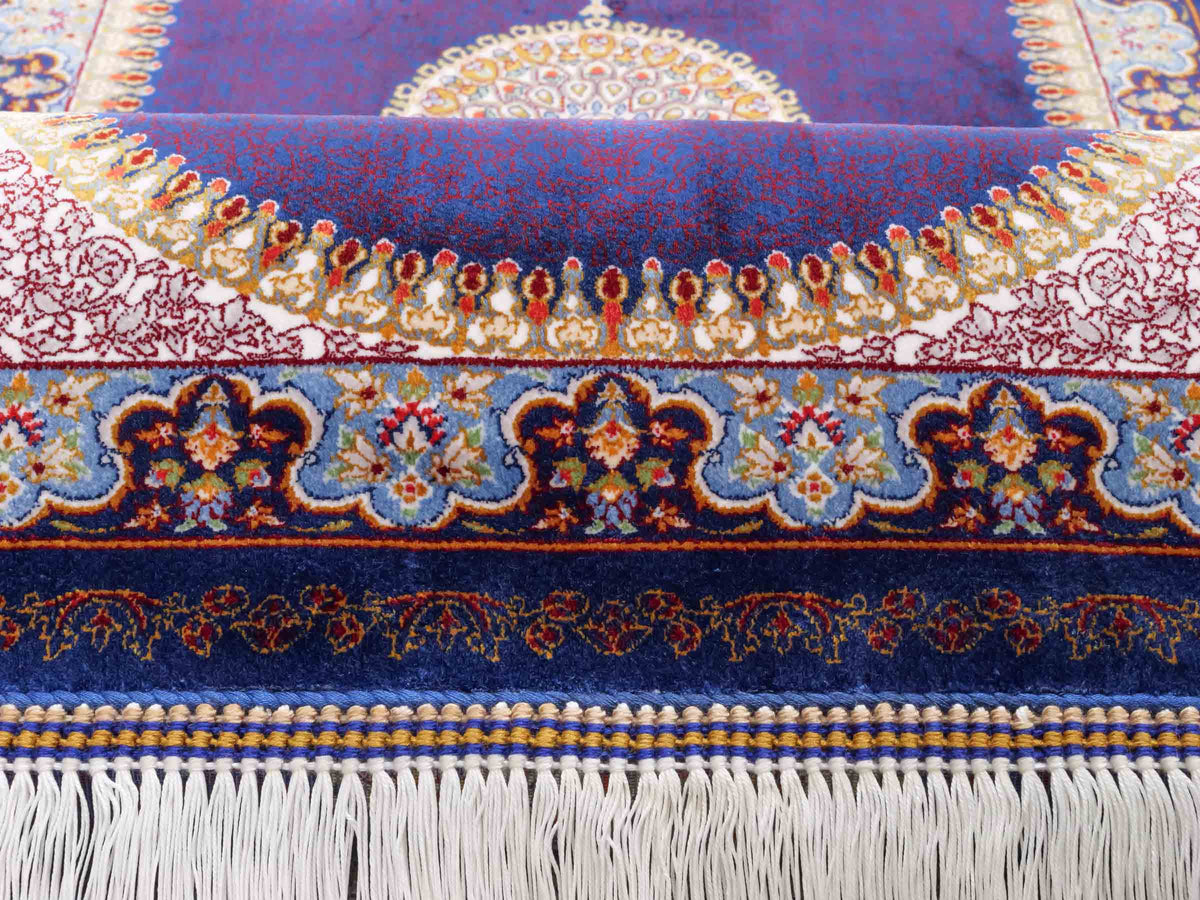 Ghom Läufer-Maschinenteppich "Fereydun" 150 x 50 cm aus pflanzlicher Seide (Viskose) mit Medaillon, Marineblau. Teppichnummer: V28NY075H. Persian Luxury Collection by Khademi. Made in Iran / Persia – Vertrieb durch JUPITER Intl.