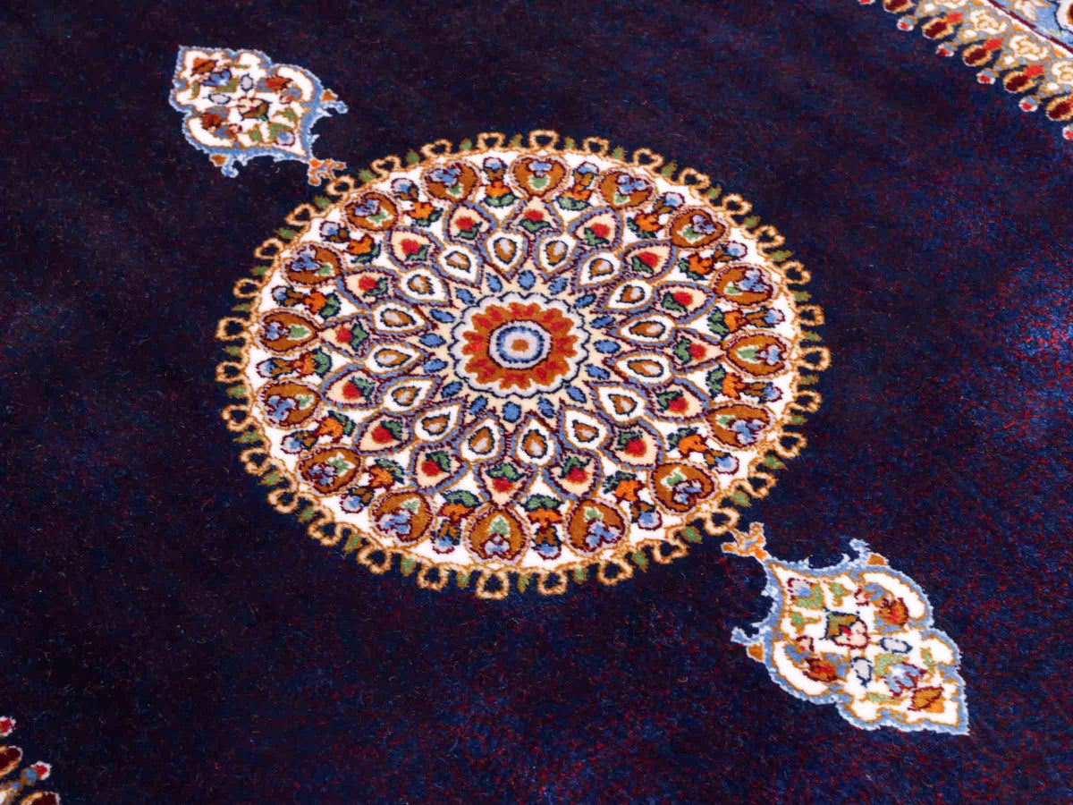 Ghom Läufer-Maschinenteppich "Fereydun" 150 x 50 cm aus pflanzlicher Seide (Viskose) mit Medaillon, Marineblau. Teppichnummer: V28NY075H. Persian Luxury Collection by Khademi. Made in Iran / Persia – Vertrieb durch JUPITER Intl.
