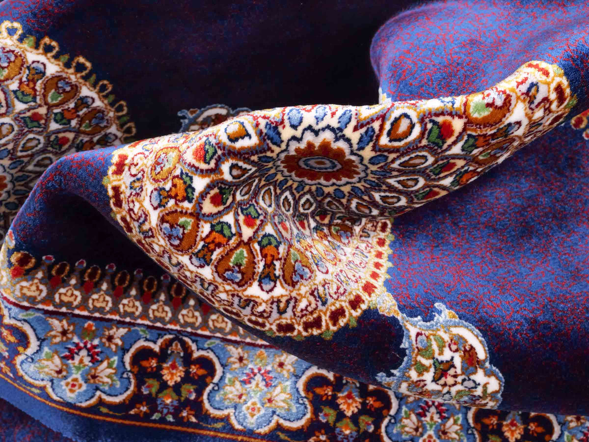 Ghom Läufer-Maschinenteppich "Fereydun" 150 x 50 cm aus pflanzlicher Seide (Viskose) mit Medaillon, Marineblau. Teppichnummer: V28NY075H. Persian Luxury Collection by Khademi. Made in Iran / Persia – Vertrieb durch JUPITER Intl.