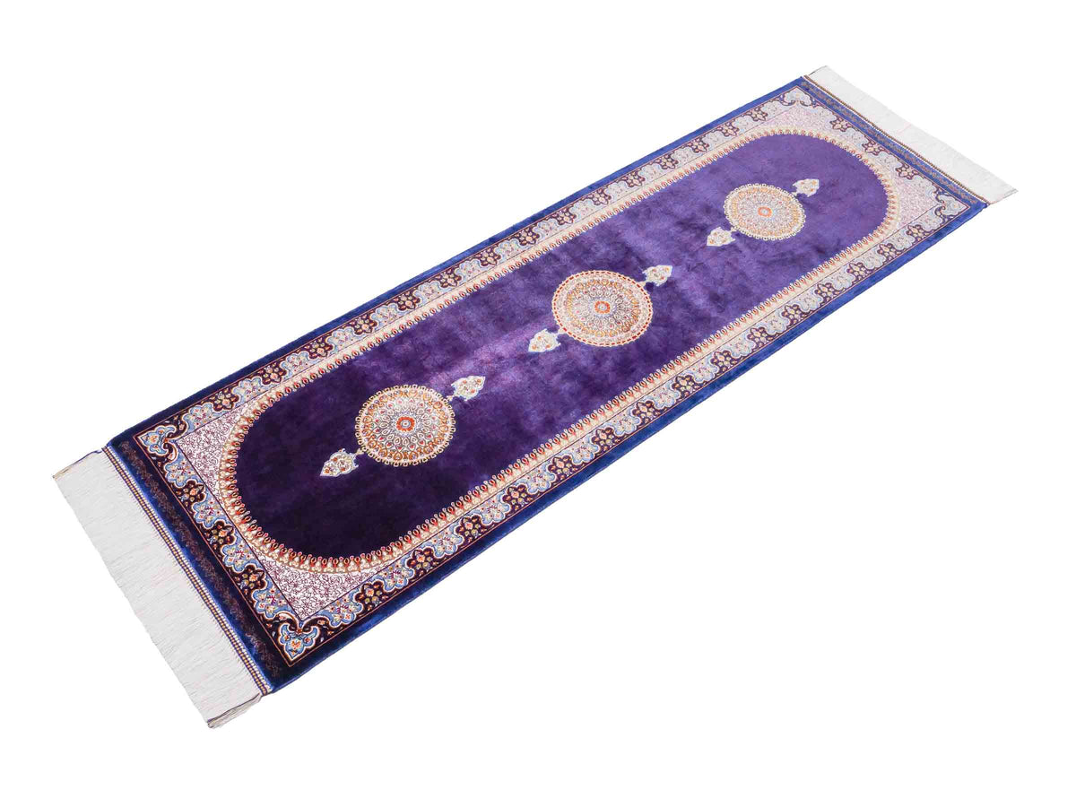 Ghom Läufer-Maschinenteppich "Fereydun" 150 x 50 cm aus pflanzlicher Seide (Viskose) mit Medaillon, Marineblau. Teppichnummer: V28NY075H. Persian Luxury Collection by Khademi. Made in Iran / Persia – Vertrieb durch JUPITER Intl.