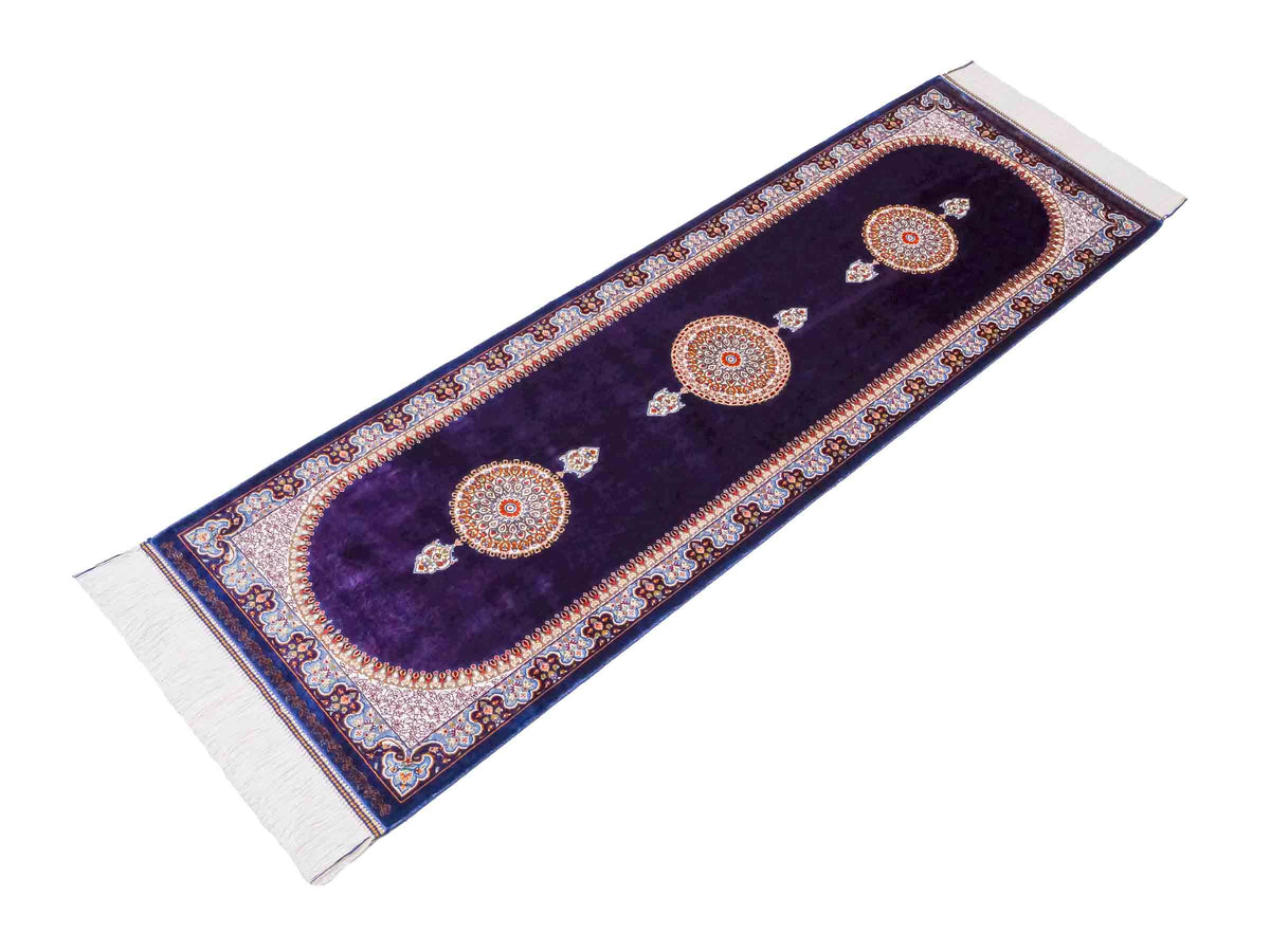 Ghom Läufer-Maschinenteppich "Fereydun" 150 x 50 cm aus pflanzlicher Seide (Viskose) mit Medaillon, Marineblau. Teppichnummer: V28NY075H. Persian Luxury Collection by Khademi. Made in Iran / Persia – Vertrieb durch JUPITER Intl.