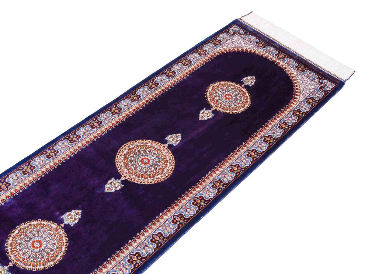 Ghom Läufer-Maschinenteppich "Fereydun" 150 x 50 cm aus pflanzlicher Seide (Viskose) mit Medaillon, Marineblau. Teppichnummer: V28NY075H. Persian Luxury Collection by Khademi. Made in Iran / Persia – Vertrieb durch JUPITER Intl.