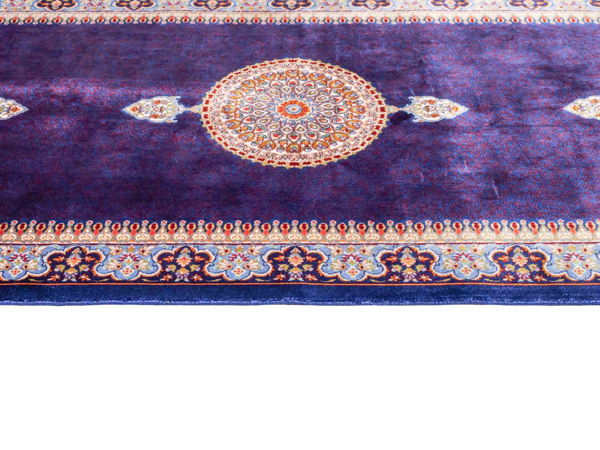 Ghom Läufer-Maschinenteppich "Fereydun" 150 x 50 cm aus pflanzlicher Seide (Viskose) mit Medaillon, Marineblau. Teppichnummer: V28NY075H. Persian Luxury Collection by Khademi. Made in Iran / Persia – Vertrieb durch JUPITER Intl.