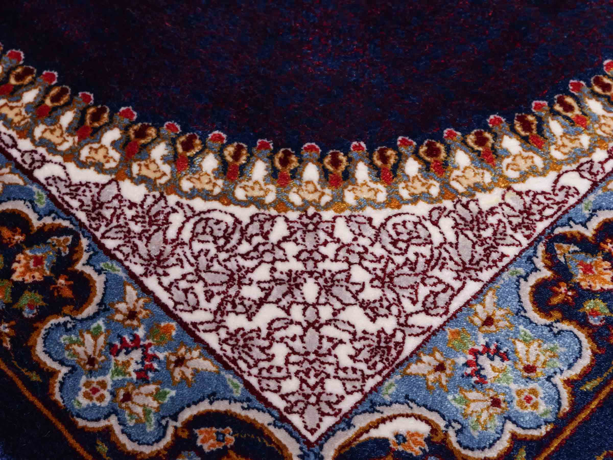 Ghom Läufer-Maschinenteppich "Fereydun" 150 x 50 cm aus pflanzlicher Seide (Viskose) mit Medaillon, Marineblau. Teppichnummer: V28NY075H. Persian Luxury Collection by Khademi. Made in Iran / Persia – Vertrieb durch JUPITER Intl.