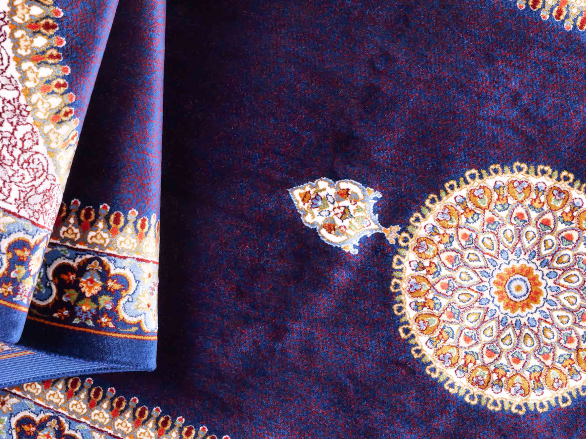 Ghom Läufer-Maschinenteppich "Fereydun" 150 x 50 cm aus pflanzlicher Seide (Viskose) mit Medaillon, Marineblau. Teppichnummer: V28NY075H. Persian Luxury Collection by Khademi. Made in Iran / Persia – Vertrieb durch JUPITER Intl.
