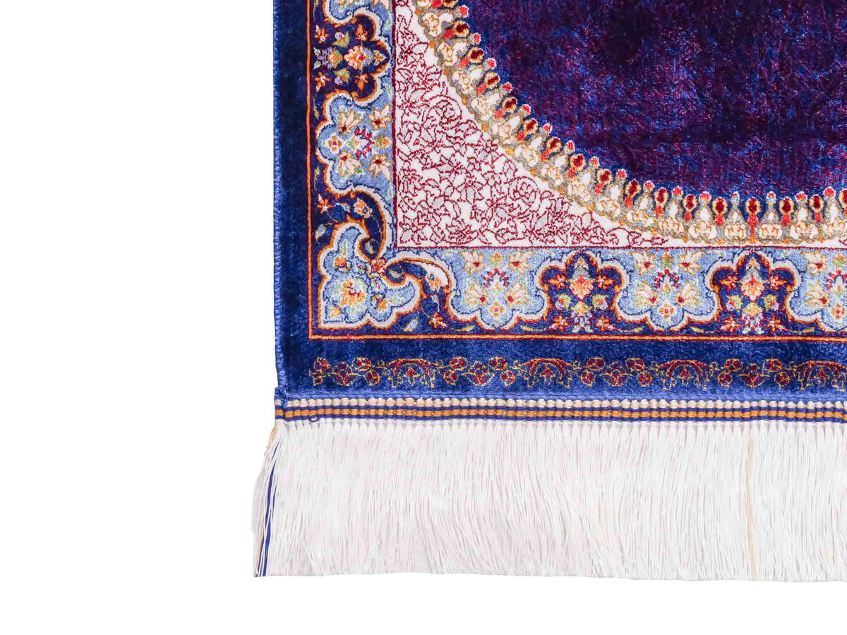 Ghom Läufer-Maschinenteppich "Fereydun" 150 x 50 cm aus pflanzlicher Seide (Viskose) mit Medaillon, Marineblau. Teppichnummer: V28NY075H. Persian Luxury Collection by Khademi. Made in Iran / Persia – Vertrieb durch JUPITER Intl.