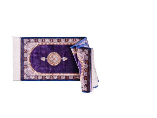 Ghom Läufer-Maschinenteppich "Fereydun" 150 x 50 cm aus pflanzlicher Seide (Viskose) mit Medaillon, Marineblau. Teppichnummer: V28NY075H. Persian Luxury Collection by Khademi. Made in Iran / Persia – Vertrieb durch JUPITER Intl.