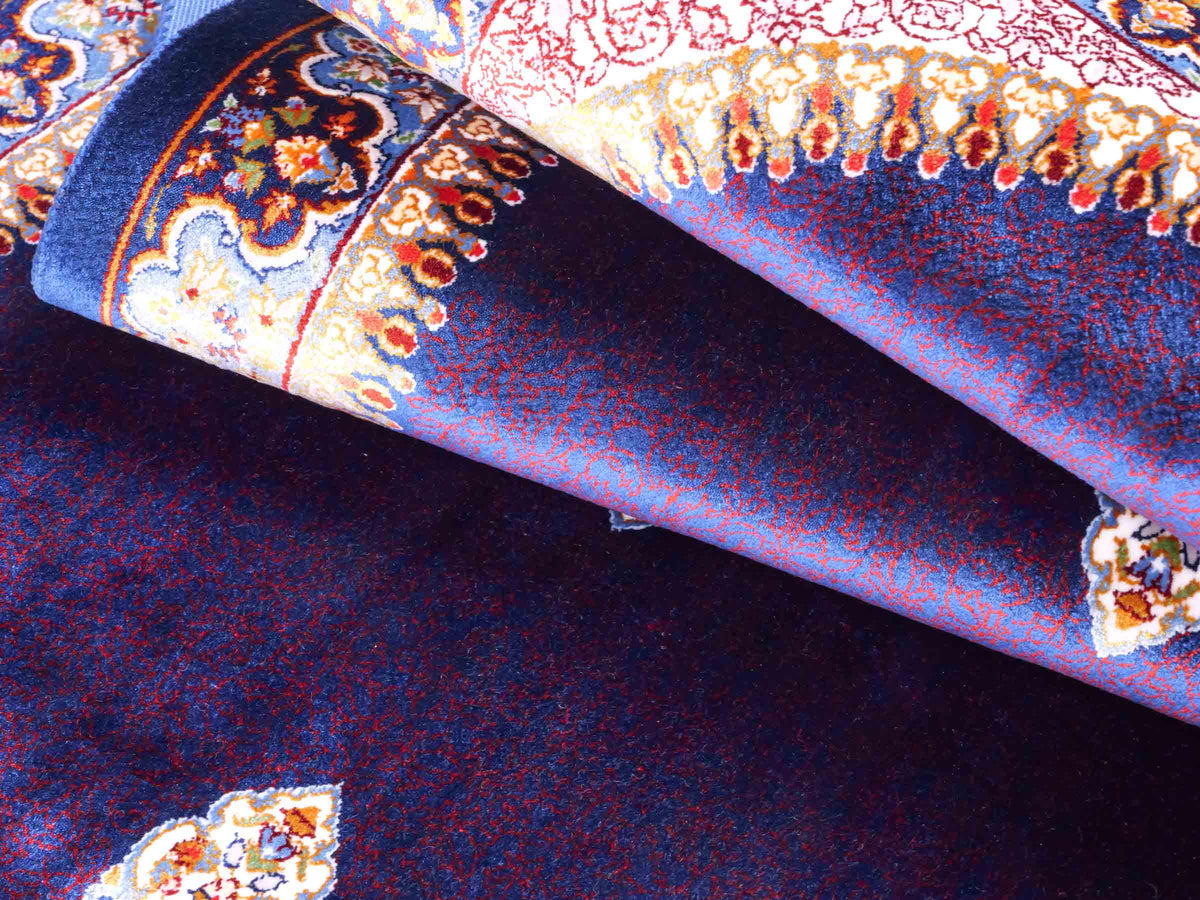 Ghom Läufer-Maschinenteppich "Fereydun" 150 x 50 cm aus pflanzlicher Seide (Viskose) mit Medaillon, Marineblau. Teppichnummer: V28NY075H. Persian Luxury Collection by Khademi. Made in Iran / Persia – Vertrieb durch JUPITER Intl.