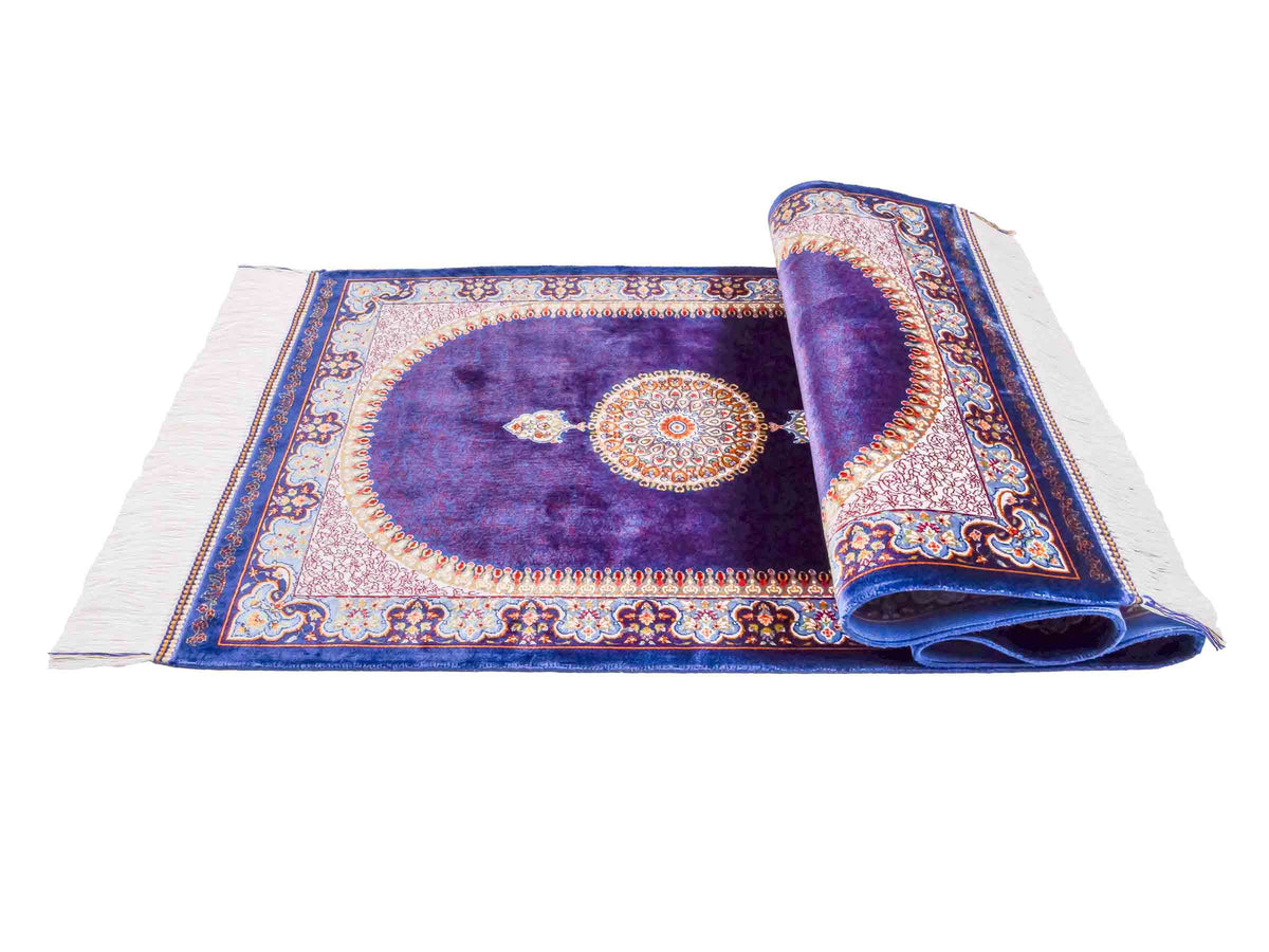 Ghom Läufer-Maschinenteppich "Fereydun" 150 x 50 cm aus pflanzlicher Seide (Viskose) mit Medaillon, Marineblau. Teppichnummer: V28NY075H. Persian Luxury Collection by Khademi. Made in Iran / Persia – Vertrieb durch JUPITER Intl.