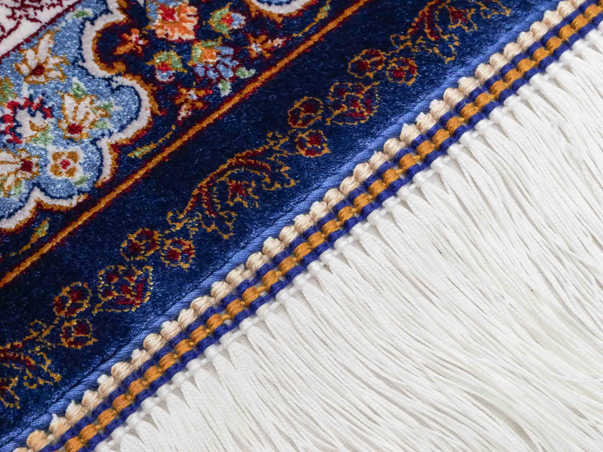 Ghom Läufer-Maschinenteppich "Fereydun" 150 x 50 cm aus pflanzlicher Seide (Viskose) mit Medaillon, Marineblau. Teppichnummer: V28NY075H. Persian Luxury Collection by Khademi. Made in Iran / Persia – Vertrieb durch JUPITER Intl.