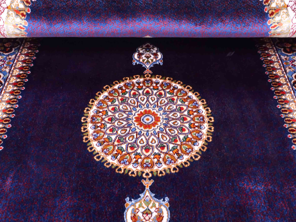 Ghom Läufer-Maschinenteppich "Fereydun" 150 x 50 cm aus pflanzlicher Seide (Viskose) mit Medaillon, Marineblau. Teppichnummer: V28NY075H. Persian Luxury Collection by Khademi. Made in Iran / Persia – Vertrieb durch JUPITER Intl.