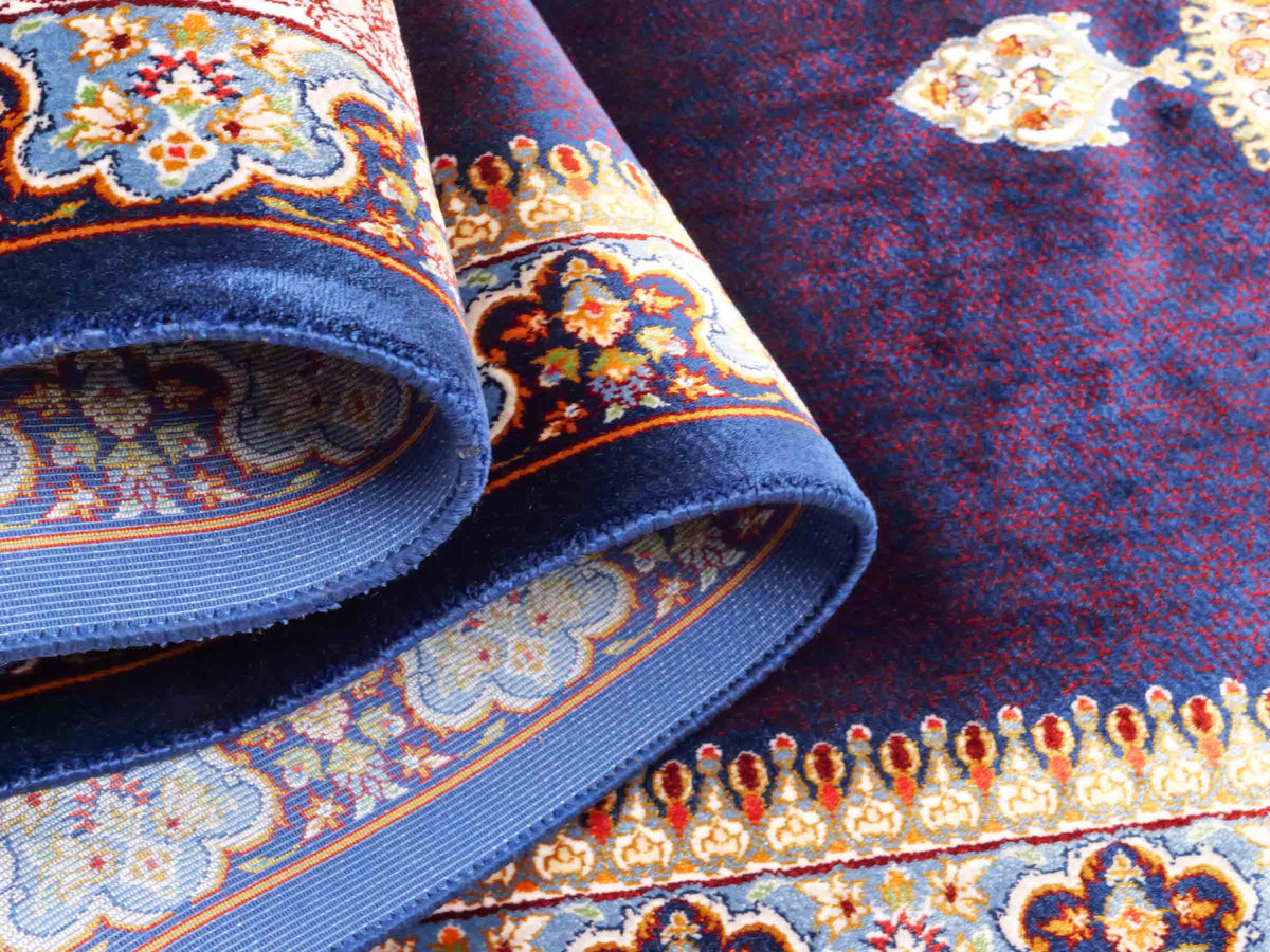 Ghom Läufer-Maschinenteppich "Fereydun" 150 x 50 cm aus pflanzlicher Seide (Viskose) mit Medaillon, Marineblau. Teppichnummer: V28NY075H. Persian Luxury Collection by Khademi. Made in Iran / Persia – Vertrieb durch JUPITER Intl.