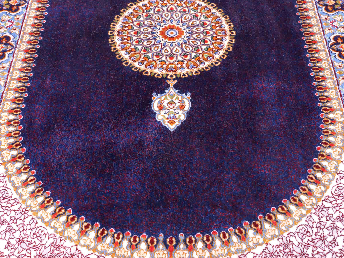 Ghom Läufer-Maschinenteppich "Fereydun" 150 x 50 cm aus pflanzlicher Seide (Viskose) mit Medaillon, Marineblau. Teppichnummer: V28NY075H. Persian Luxury Collection by Khademi. Made in Iran / Persia – Vertrieb durch JUPITER Intl.