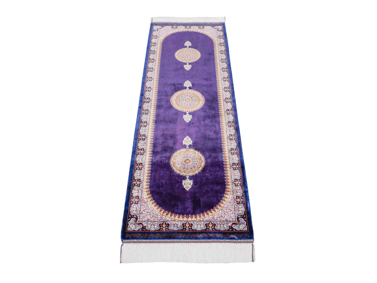 Ghom Läufer-Maschinenteppich "Fereydun" 150 x 50 cm aus pflanzlicher Seide (Viskose) mit Medaillon, Marineblau. Teppichnummer: V28NY075H. Persian Luxury Collection by Khademi. Made in Iran / Persia – Vertrieb durch JUPITER Intl.