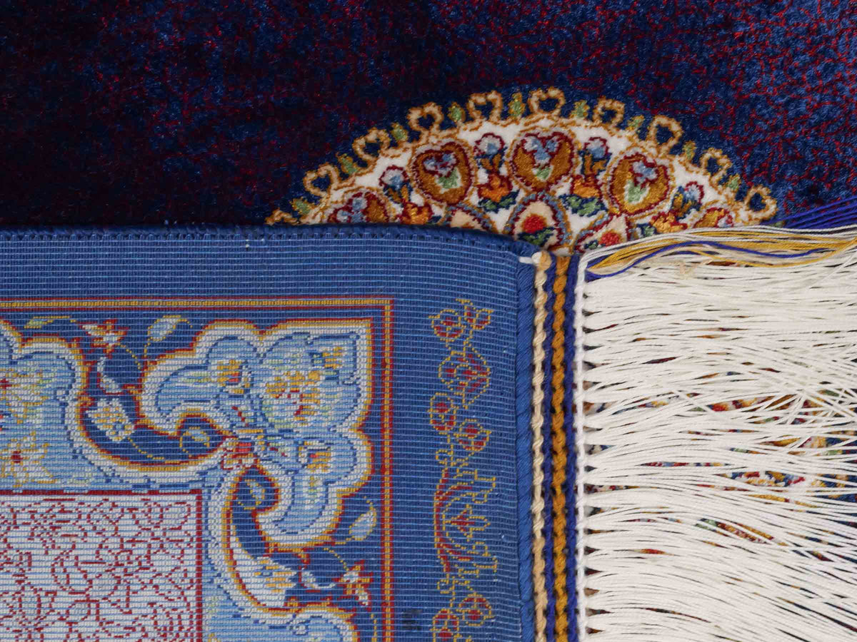 Ghom Läufer-Maschinenteppich "Fereydun" 150 x 50 cm aus pflanzlicher Seide (Viskose) mit Medaillon, Marineblau. Teppichnummer: V28NY075H. Persian Luxury Collection by Khademi. Made in Iran / Persia – Vertrieb durch JUPITER Intl.