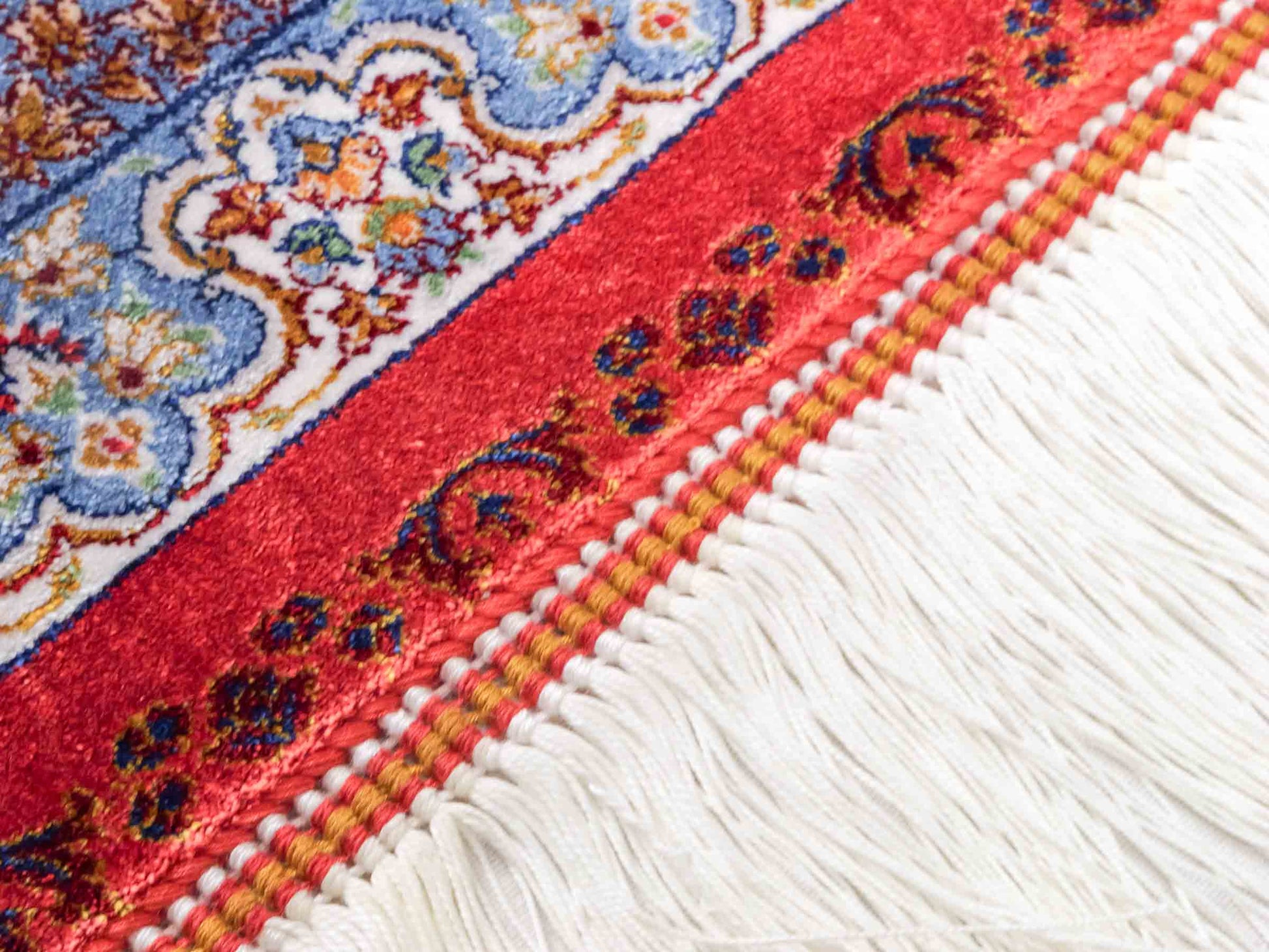 Ghom Läufer-Maschinenteppich "Fereydun" 150 x 50 cm aus pflanzlicher Seide (Viskose) mit Medaillon, Orange. Teppichnummer: V28BU075H. Persian Luxury Collection by Khademi. Made in Iran / Persia – Vertrieb durch JUPITER Intl.
