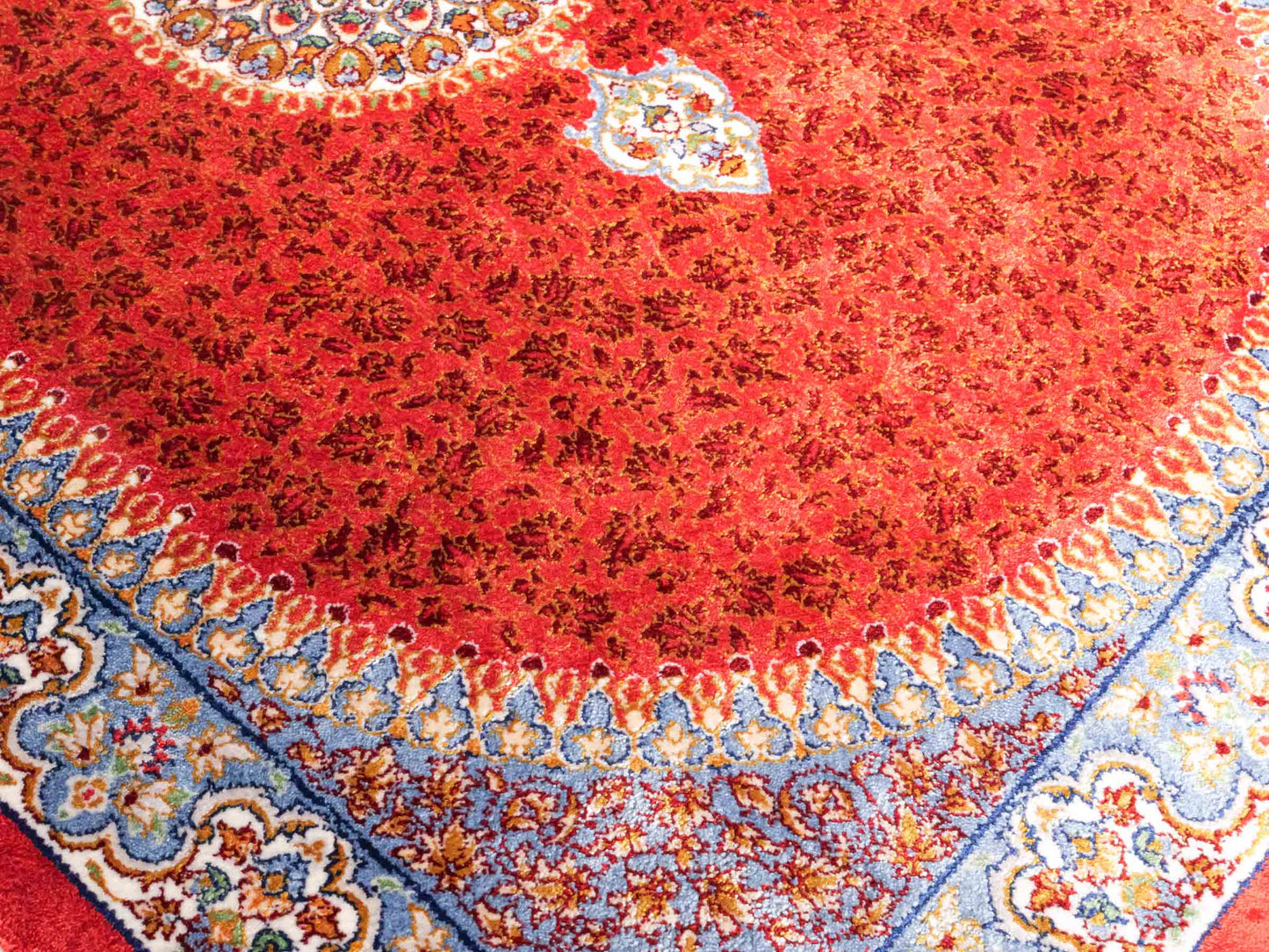 Ghom Läufer-Maschinenteppich "Fereydun" 150 x 50 cm aus pflanzlicher Seide (Viskose) mit Medaillon, Orange. Teppichnummer: V28BU075H. Persian Luxury Collection by Khademi. Made in Iran / Persia – Vertrieb durch JUPITER Intl.