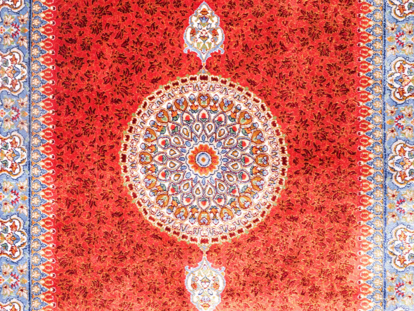 Ghom Läufer-Maschinenteppich "Fereydun" 150 x 50 cm aus pflanzlicher Seide (Viskose) mit Medaillon, Orange. Teppichnummer: V28BU075H. Persian Luxury Collection by Khademi. Made in Iran / Persia – Vertrieb durch JUPITER Intl.