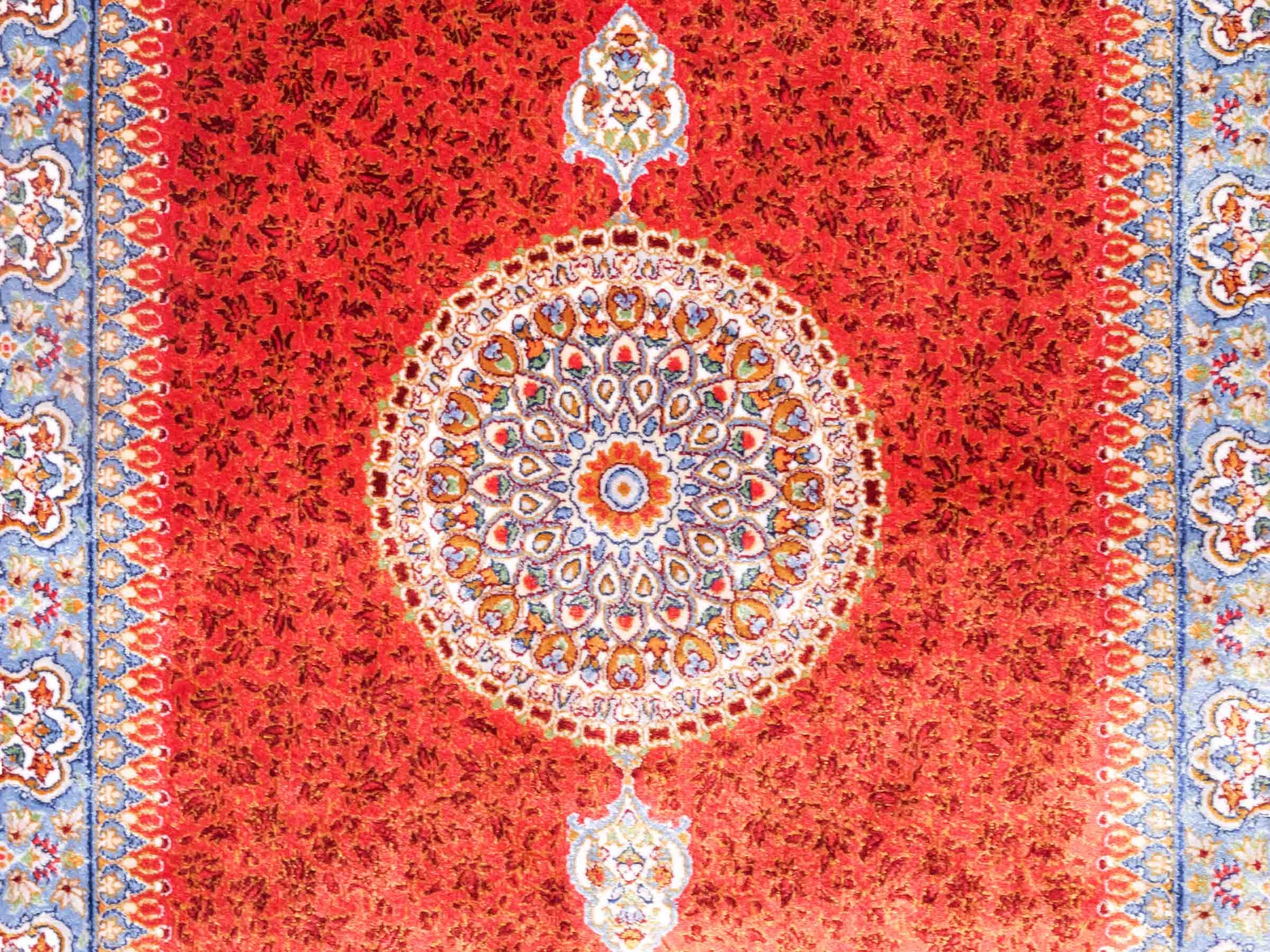 Ghom Läufer-Maschinenteppich "Fereydun" 150 x 50 cm aus pflanzlicher Seide (Viskose) mit Medaillon, Orange. Teppichnummer: V28BU075H. Persian Luxury Collection by Khademi. Made in Iran / Persia – Vertrieb durch JUPITER Intl.