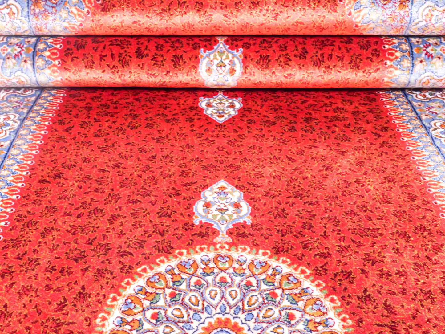 Ghom Läufer-Maschinenteppich "Fereydun" 150 x 50 cm aus pflanzlicher Seide (Viskose) mit Medaillon, Orange. Teppichnummer: V28BU075H. Persian Luxury Collection by Khademi. Made in Iran / Persia – Vertrieb durch JUPITER Intl.