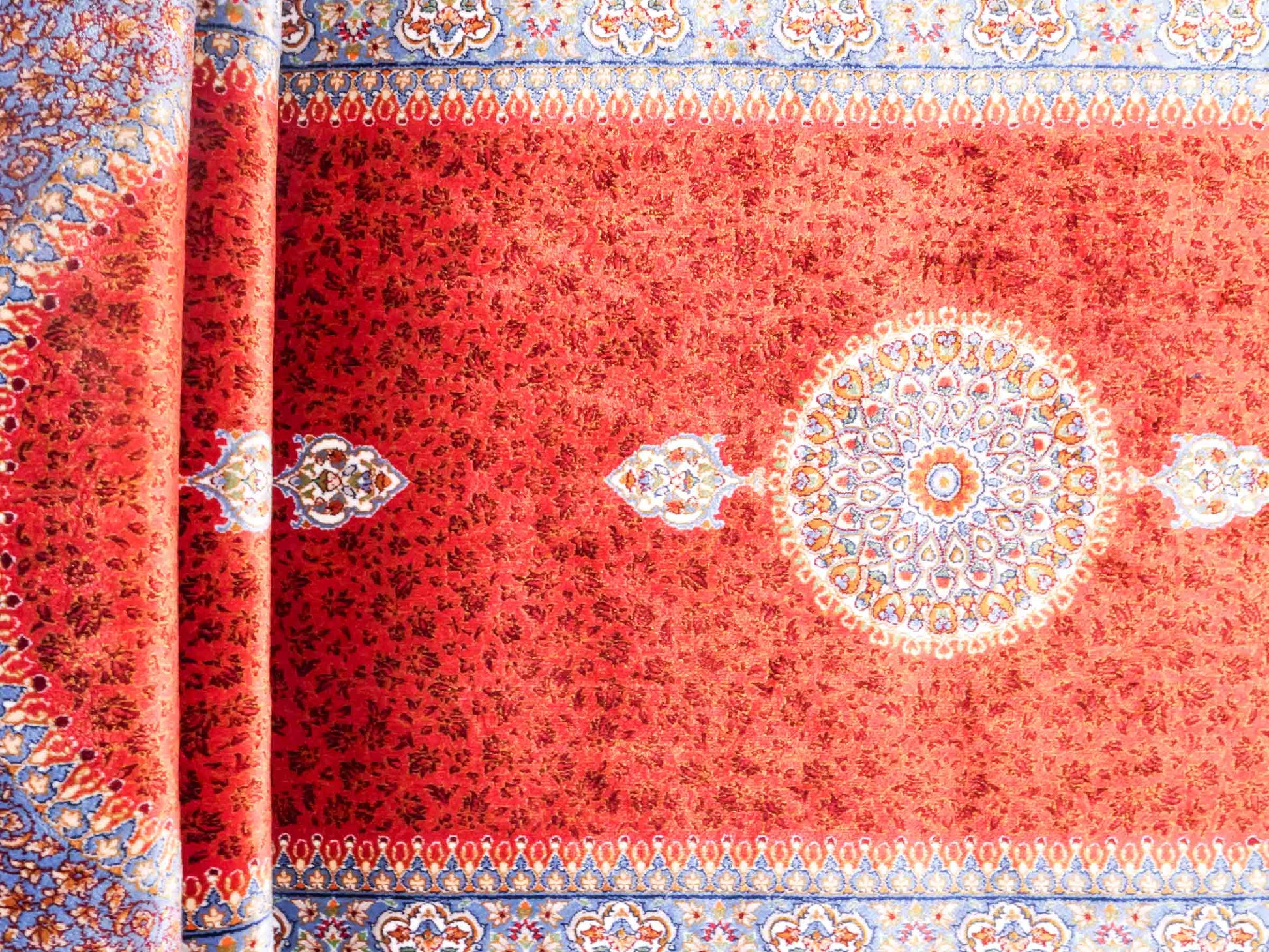 Ghom Läufer-Maschinenteppich "Fereydun" 150 x 50 cm aus pflanzlicher Seide (Viskose) mit Medaillon, Orange. Teppichnummer: V28BU075H. Persian Luxury Collection by Khademi. Made in Iran / Persia – Vertrieb durch JUPITER Intl.