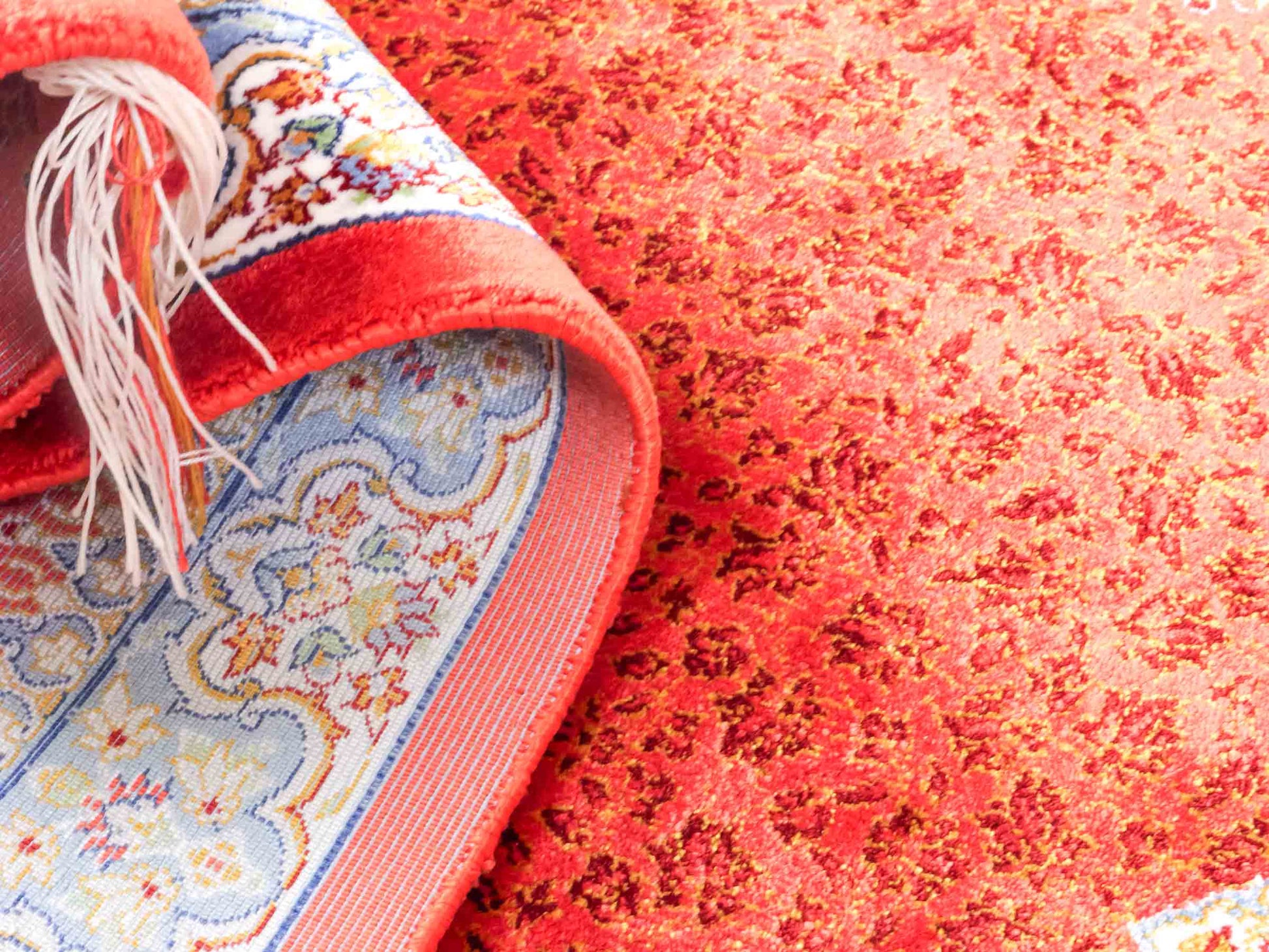 Ghom Läufer-Maschinenteppich "Fereydun" 150 x 50 cm aus pflanzlicher Seide (Viskose) mit Medaillon, Orange. Teppichnummer: V28BU075H. Persian Luxury Collection by Khademi. Made in Iran / Persia – Vertrieb durch JUPITER Intl.