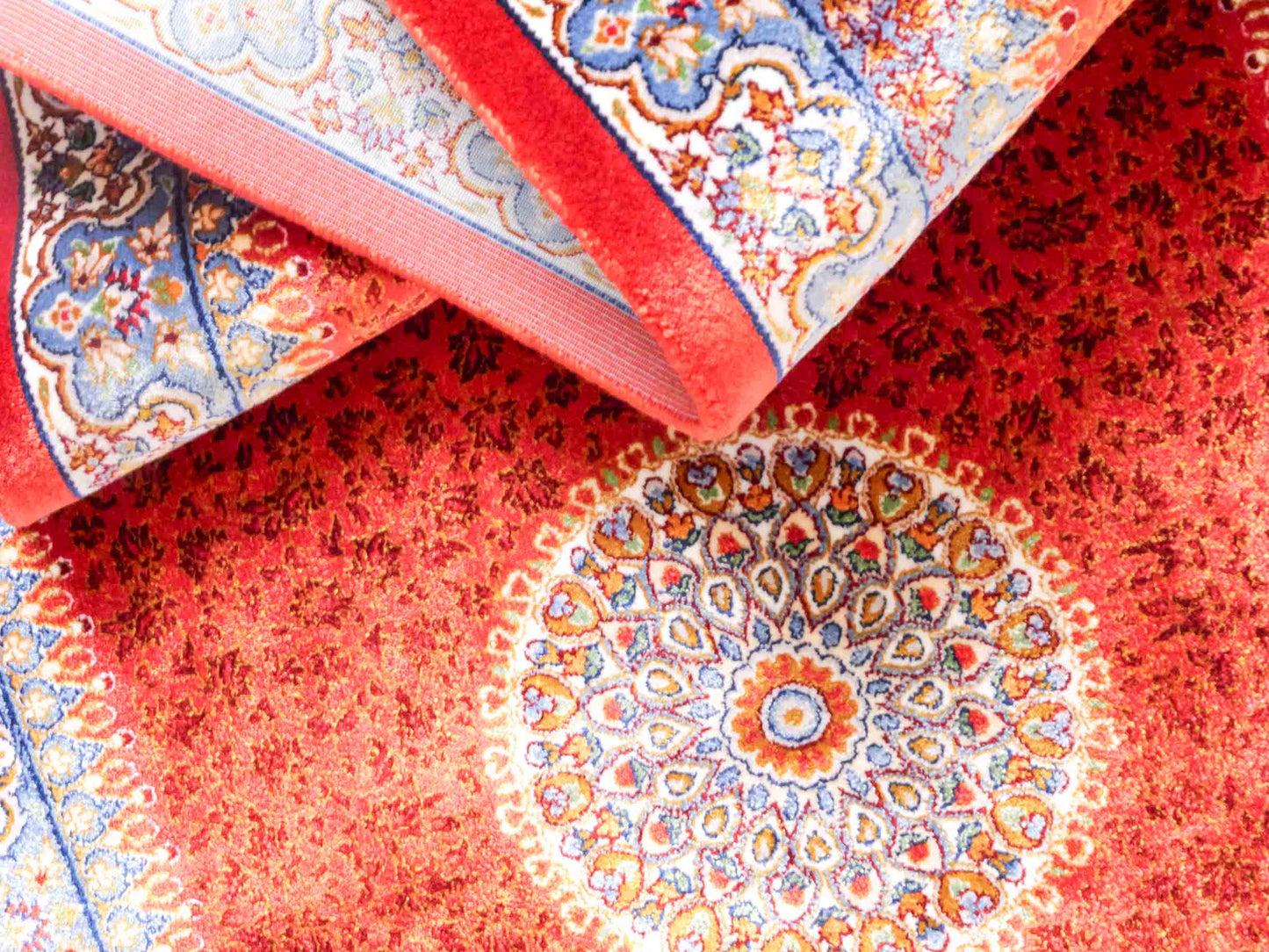 Ghom Läufer-Maschinenteppich "Fereydun" 150 x 50 cm aus pflanzlicher Seide (Viskose) mit Medaillon, Orange. Teppichnummer: V28BU075H. Persian Luxury Collection by Khademi. Made in Iran / Persia – Vertrieb durch JUPITER Intl.