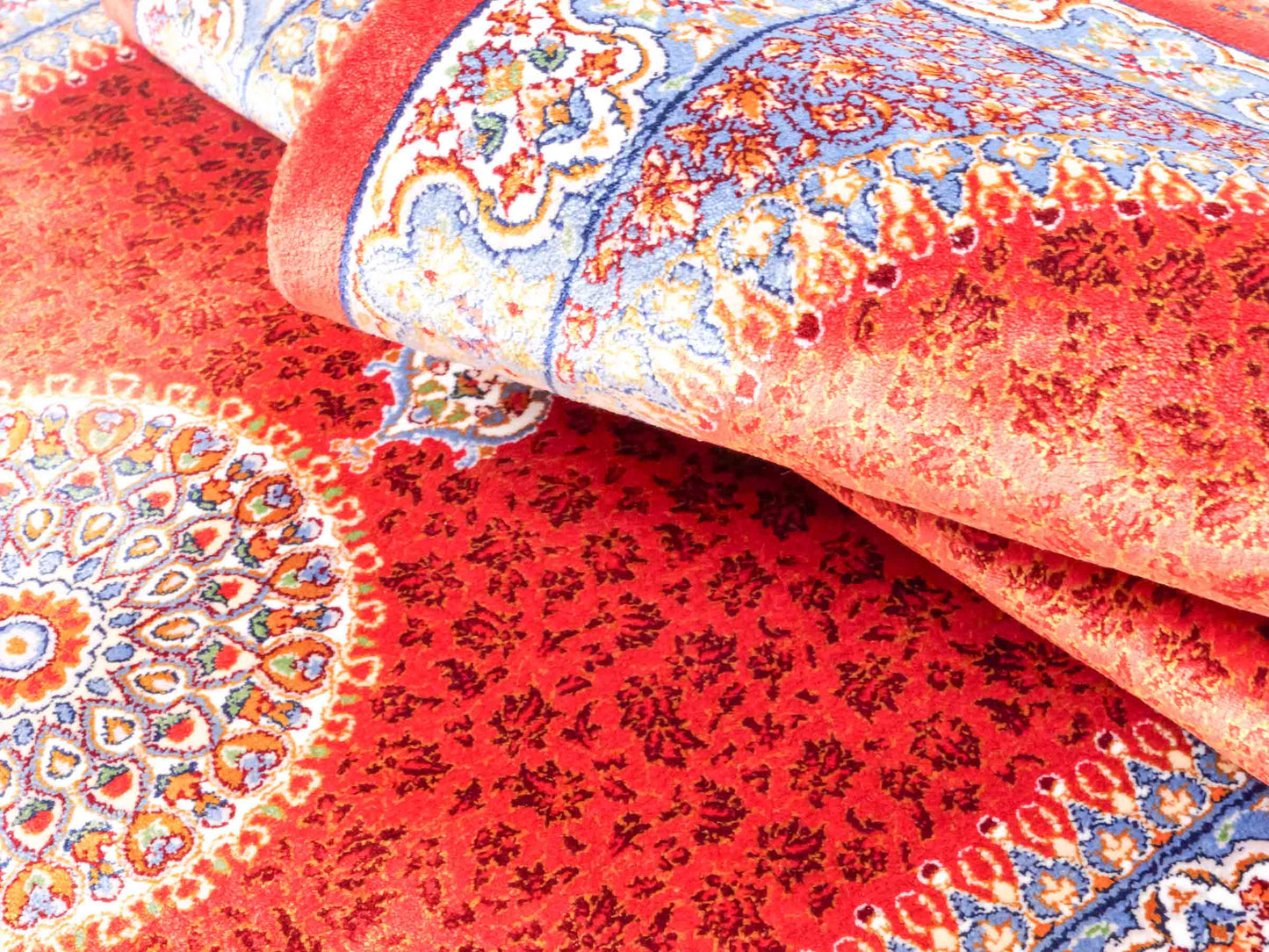 Ghom Läufer-Maschinenteppich "Fereydun" 150 x 50 cm aus pflanzlicher Seide (Viskose) mit Medaillon, Orange. Teppichnummer: V28BU075H. Persian Luxury Collection by Khademi. Made in Iran / Persia – Vertrieb durch JUPITER Intl.
