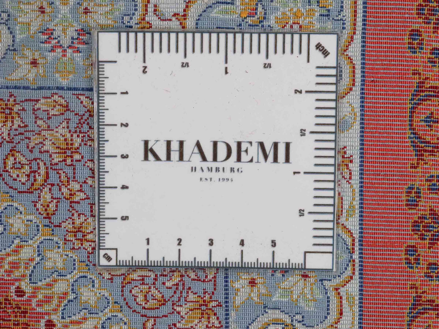 Ghom Läufer-Maschinenteppich "Fereydun" 150 x 50 cm aus pflanzlicher Seide (Viskose) mit Medaillon, Orange. Teppichnummer: V28BU075H. Persian Luxury Collection by Khademi. Made in Iran / Persia – Vertrieb durch JUPITER Intl.