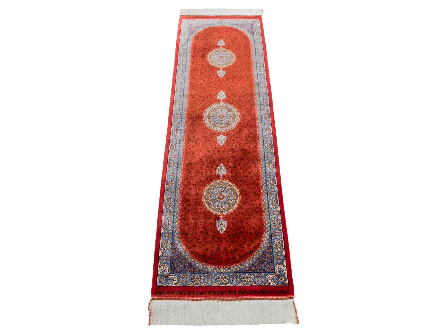 Ghom Läufer-Maschinenteppich "Fereydun" 150 x 50 cm aus pflanzlicher Seide (Viskose) mit Medaillon, Orange. Teppichnummer: V28BU075H. Persian Luxury Collection by Khademi. Made in Iran / Persia – Vertrieb durch JUPITER Intl.