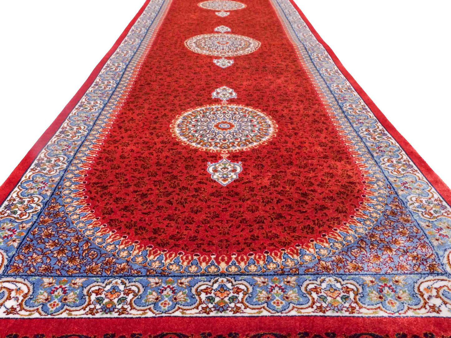 Ghom Läufer-Maschinenteppich "Fereydun" 150 x 50 cm aus pflanzlicher Seide (Viskose) mit Medaillon, Orange. Teppichnummer: V28BU075H. Persian Luxury Collection by Khademi. Made in Iran / Persia – Vertrieb durch JUPITER Intl.