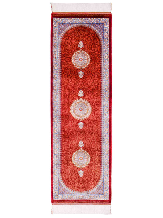 Ghom Läufer-Maschinenteppich "Fereydun" 150 x 50 cm aus pflanzlicher Seide (Viskose) mit Medaillon, Rot-Orange. Teppichnummer: V28RD075H. Persian Luxury Collection by Khademi. Made in Iran / Persia – Vertrieb durch JUPITER Intl.