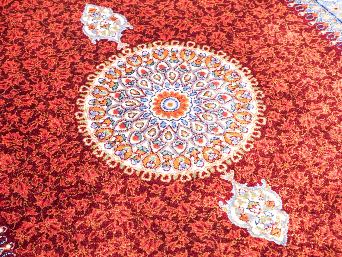 Ghom Läufer-Maschinenteppich "Fereydun" 150 x 50 cm aus pflanzlicher Seide (Viskose) mit Medaillon, Rot-Orange. Teppichnummer: V28RD075H. Persian Luxury Collection by Khademi. Made in Iran / Persia – Vertrieb durch JUPITER Intl.