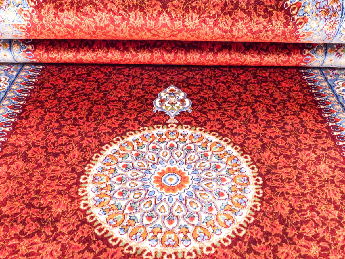 Ghom Läufer-Maschinenteppich "Fereydun" 150 x 50 cm aus pflanzlicher Seide (Viskose) mit Medaillon, Rot-Orange. Teppichnummer: V28RD075H. Persian Luxury Collection by Khademi. Made in Iran / Persia – Vertrieb durch JUPITER Intl.