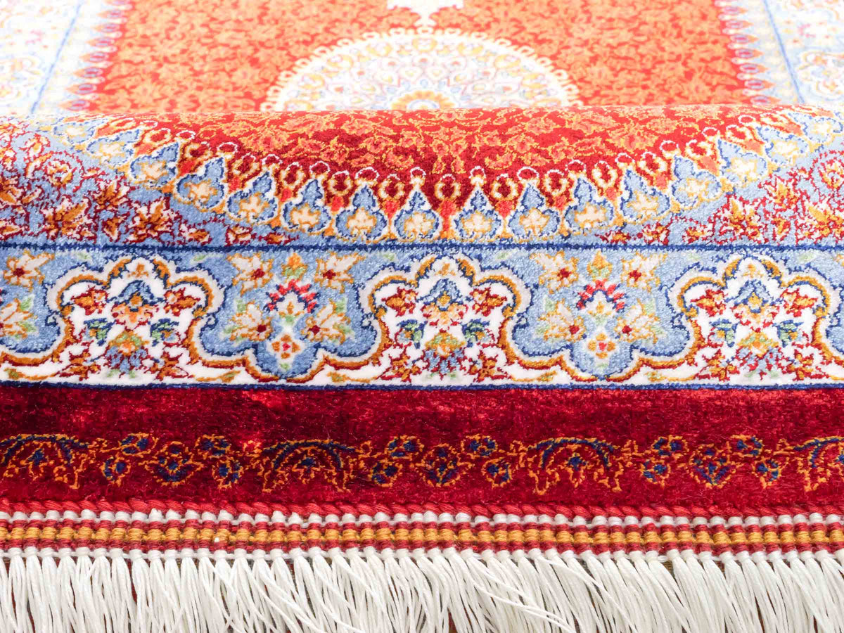 Ghom Läufer-Maschinenteppich "Fereydun" 150 x 50 cm aus pflanzlicher Seide (Viskose) mit Medaillon, Rot-Orange. Teppichnummer: V28RD075H. Persian Luxury Collection by Khademi. Made in Iran / Persia – Vertrieb durch JUPITER Intl.