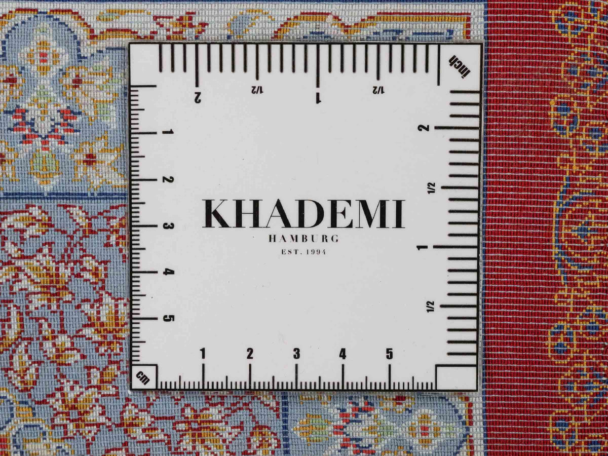Ghom Läufer-Maschinenteppich "Fereydun" 150 x 50 cm aus pflanzlicher Seide (Viskose) mit Medaillon, Rot-Orange. Teppichnummer: V28RD075H. Persian Luxury Collection by Khademi. Made in Iran / Persia – Vertrieb durch JUPITER Intl.