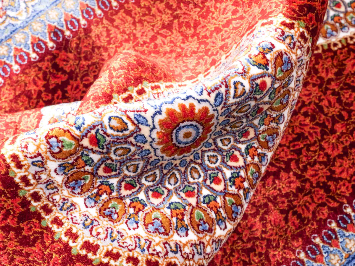Ghom Läufer-Maschinenteppich "Fereydun" 150 x 50 cm aus pflanzlicher Seide (Viskose) mit Medaillon, Rot-Orange. Teppichnummer: V28RD075H. Persian Luxury Collection by Khademi. Made in Iran / Persia – Vertrieb durch JUPITER Intl.