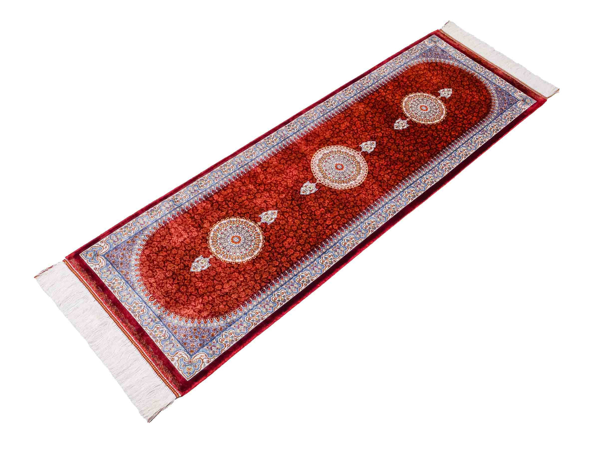 Ghom Läufer-Maschinenteppich "Fereydun" 150 x 50 cm aus pflanzlicher Seide (Viskose) mit Medaillon, Rot-Orange. Teppichnummer: V28RD075H. Persian Luxury Collection by Khademi. Made in Iran / Persia – Vertrieb durch JUPITER Intl.