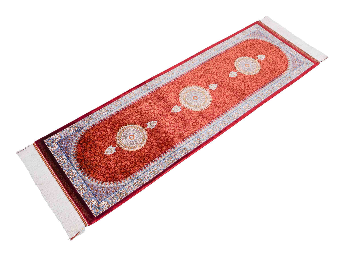 Ghom Läufer-Maschinenteppich "Fereydun" 150 x 50 cm aus pflanzlicher Seide (Viskose) mit Medaillon, Rot-Orange. Teppichnummer: V28RD075H. Persian Luxury Collection by Khademi. Made in Iran / Persia – Vertrieb durch JUPITER Intl.