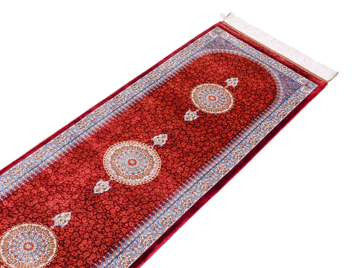 Ghom Läufer-Maschinenteppich "Fereydun" 150 x 50 cm aus pflanzlicher Seide (Viskose) mit Medaillon, Rot-Orange. Teppichnummer: V28RD075H. Persian Luxury Collection by Khademi. Made in Iran / Persia – Vertrieb durch JUPITER Intl.