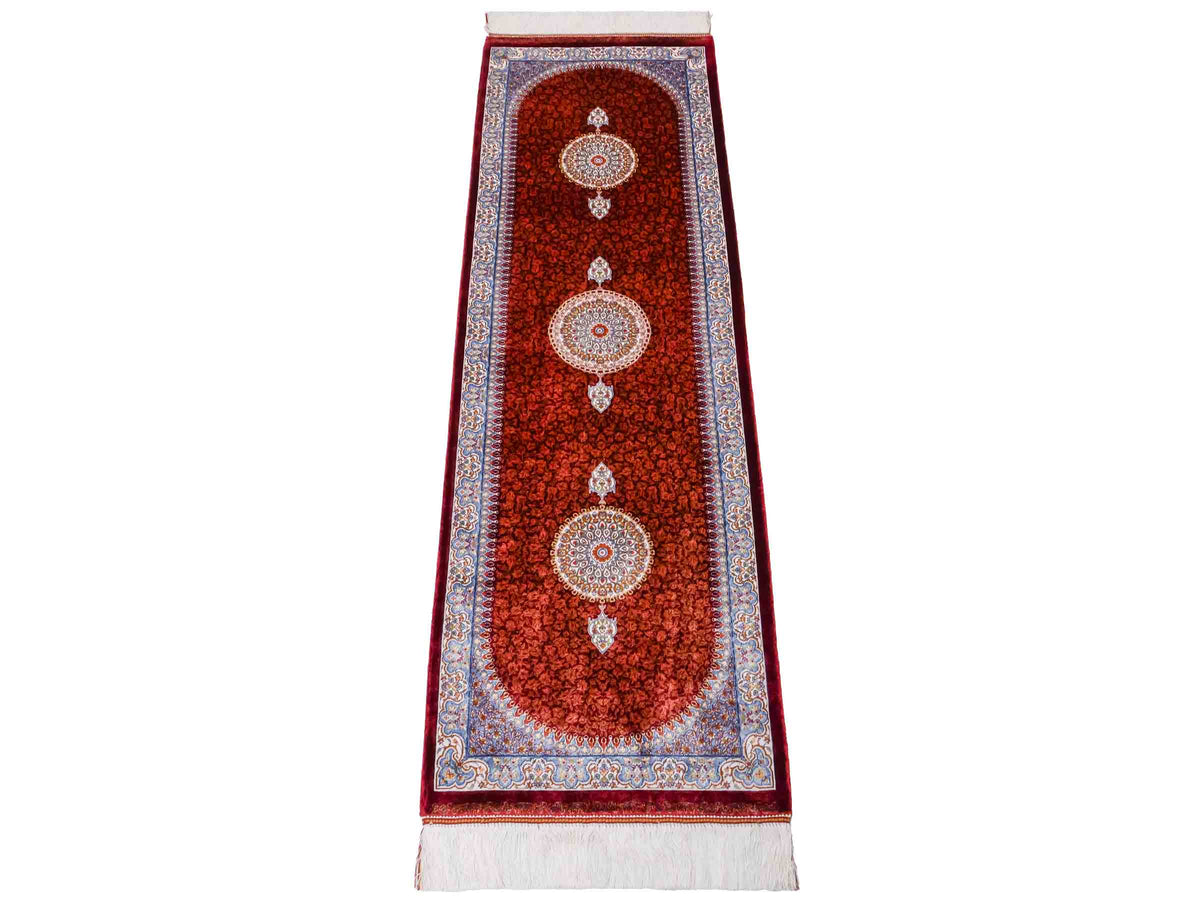 Ghom Läufer-Maschinenteppich "Fereydun" 150 x 50 cm aus pflanzlicher Seide (Viskose) mit Medaillon, Rot-Orange. Teppichnummer: V28RD075H. Persian Luxury Collection by Khademi. Made in Iran / Persia – Vertrieb durch JUPITER Intl.