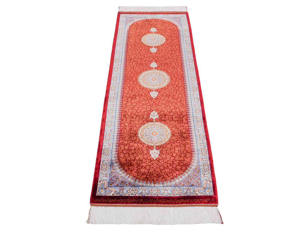 Ghom Läufer-Maschinenteppich "Fereydun" 150 x 50 cm aus pflanzlicher Seide (Viskose) mit Medaillon, Rot-Orange. Teppichnummer: V28RD075H. Persian Luxury Collection by Khademi. Made in Iran / Persia – Vertrieb durch JUPITER Intl.