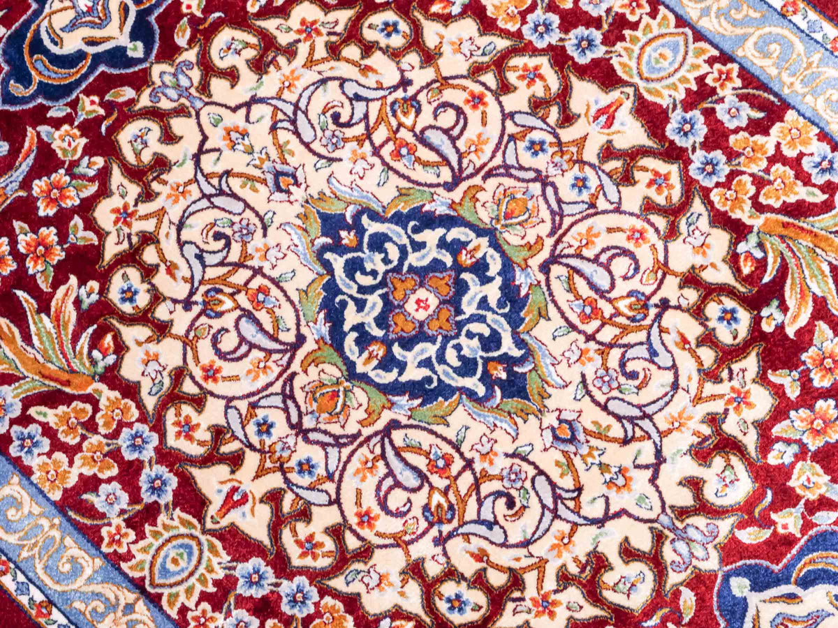 Ghom Läufer-Maschinenteppich "Roxana" 150 x 50 cm aus pflanzlicher Seide (Viskose) mit Medaillon, Rot. Teppichnummer: V74RD075H. Persian Luxury Collection by Khademi. Made in Iran / Persia – Vertrieb durch JUPITER Intl.